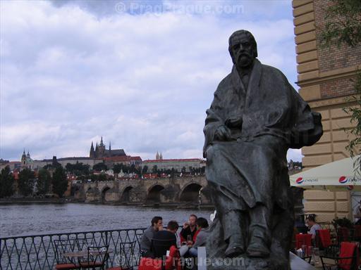 bedrich-smetana-statue-prague-castle.jpg