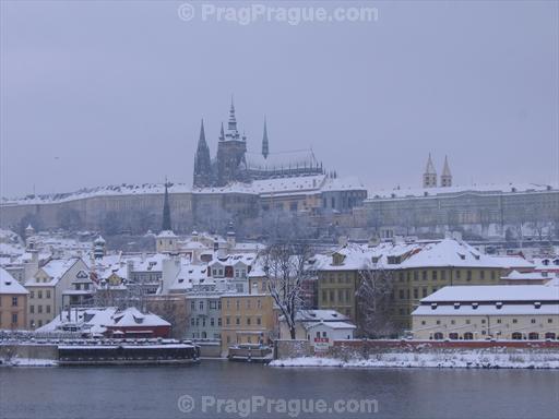 winter-picture-of-prague-castle.jpg